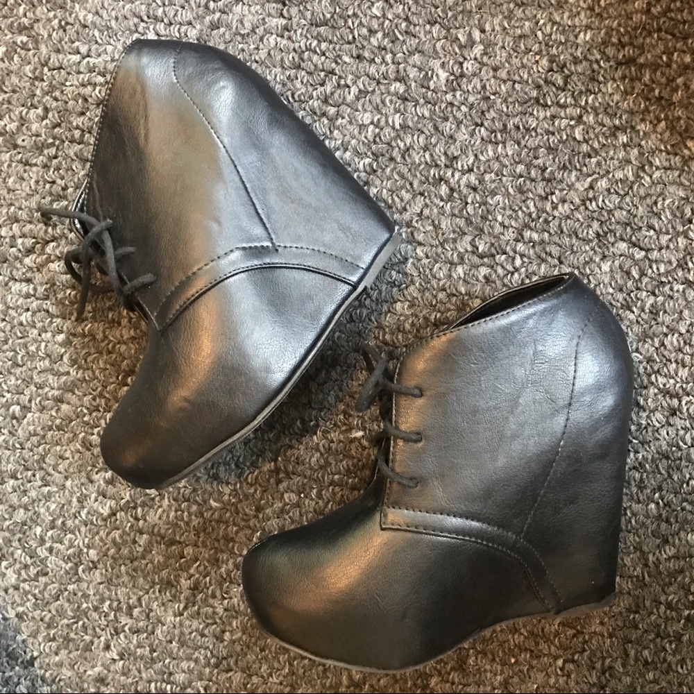 SALE 🔥 NWOT Vegan Leather Booties